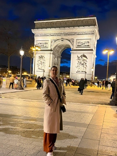 Visit London & Paris: Louise in front of the Arc de Triopmhe