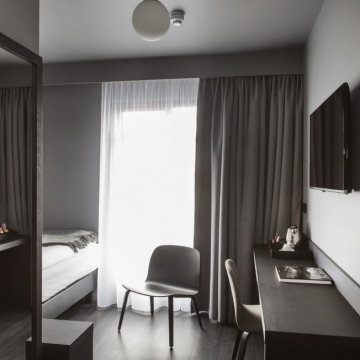 Single Room, Skuggi Hotel